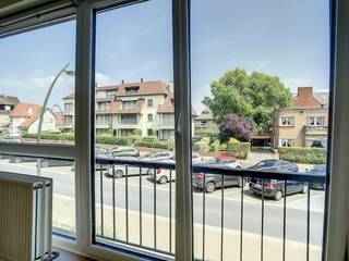 Studio rénové (37m²) à vendre à Koksijde-bad. Finition élégante. Aménagement optimal : salon avec lumière, cuisine ouverte et coin nuit séparé. Proche de la plage, des commerces,.. Prêt à emménager !MISE EN PAGE :- Premier étage :- Entrée ;- Salon avec cuisine ouverte équipée de tous les appareils nécessaires ;- Salle de bain avec douche, lavabo et toilettes ;- Chambre à coucher avec armoires encastrées ;- Local de rangement avec raccordement pour la machine à laver.AVANTAGES :- Emplacement TOP, près de la plage et de la rue commerçante de Koksijde ;- Économe en énergie, EPC B ;- Récemment rénové ;- Un nombre suffisant d'options de stationnement dans la région ;- Finition de haute qualité avec des matériaux de haute qualité.Disponible à partir du 01/08/2026Coûts communs : + €50, -/moisÊtes-vous intéressé par cette propriété à louer à Koksijde ? Rendez-vous sur le site www.dewaele.com, cliquez sur le bien que vous souhaitez louer. À l'aide du bouton rouge « demandez votre visite », nous vous demandons de remplir brièvement un profil. Ensuite, nous vous contacterons pour une visite. Les rendez-vous ne peuvent pas être pris par téléphone.