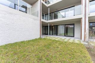 In het historisch stadscentrum van Brugge verrijst binnenkort het kleinschalig nieuwbouwproject Weylerhof. De locatie van het project is zeer goed, zo ben je in een mum van tijd op de ring van Brugge en is ook het commerciële centrum van Brugge te bereiken op wandelafstand. Ondanks de centrale ligging van Weylerhof is het zeer rustig gelegen en wordt het project omringd door heel wat groen en historische gebouwen.

De residentie omvat 11 appartementen met een mix van één-, twee- en drieslaapkamerappartementen. De bouwheer voorziet grote bewoonbare oppervlaktes en royale terrassen. Deze mooie ruimtes bieden een antwoord op het hedendaags comfort en de woonnoden. Zo werd er veel aandacht besteed aan de indeling, afwerking en oriëntatie van de appartementen. Alle terrassen hebben een zuid - of een westoriëntatie waardoor er maximale lichtinval is in de appartementen. Op vlak van afwerking zijn er mooie budgetten voorzien voor vloeren, keuken, sanitair, etc... Alle appartementen worden standaard verwarmd met vloerverwarming. Naast de 11 appartementen zijn er ook privatieve bergingen op het gelijkvloers en garageboxen op de kelderverdieping.

Ben je op zoek naar een nieuwe permanente woonst of investering pal in het centrum van Brugge? Contacteer ons voor meer info via 050 70 81 74 of op hello@keyimmo.be