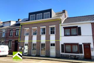 Dit appartement is gelegen op de eerste verdieping van een gebouw met 3 appartementen.<br />Gemeenschappelijke inkomhal met traphal naar het appartement en de kelderverdieping.<br /><br />INDELING: <br />x inkomhal met vestiaire; <br />x woonkamer; <br />x keukenhoek met koelkast, inbouwoven en kookplaat met afzuiging; <br />x badkamer met douche, lavabo en toilet; <br />x 2 slaapkamers, waarvan één met een klein terrasje achteraan.<br />x in de kelderverdieping een ruime berging.<br /><br />Het appartement is onmiddellijk beschikbaar bij akte.<br /><br />Ook interessante investering voor verhuur!<br /><br />INTERESSE? Maak telefonisch een afspraak voor bezichtiging op het nummer 012 23 00 23 of mail uw vragen aan roland@immo-leroi.be.