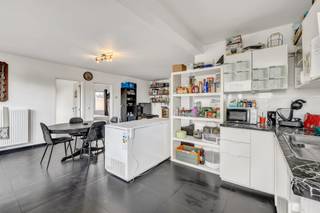 Pour plus d'informations ou pour visiter, appelez le 053 69 59 34 - Cet appartement prêt à emménager est situé près du centre de Liedekerke...