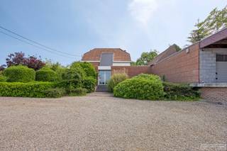 Op zoek naar een pand waar wonen en werken naadloos in elkaar overvloeien? Ontdek deze karaktervolle woning met loods en kantoorruimte aan...