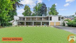 BERINGEN - Deze ruime woning is gelegen in het mooie Beringen en biedt maar liefst 400 m² aan leef - en werkruimte. De eerste verdieping herbergt...