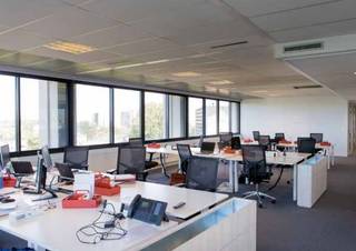 Kantoor van 700m² gelegen op de eerste verdieping in 'The Office 03' gelegen aan de rand van Gent aan de oevers van de Schelde. Ligging: Vlakbij E17, E40 en R4, vlot bereikbaar vanuit Gentse binnenstad, invalswegen en station en tal van mogelijkheden met openbaar vervoer.<br />Er zijn kantoren beschikbaar vanaf 204 m² tot 1188m². Dit gebouw bestaat uit een architectonische betonnen gevel, zonwerend isolerende beglazing, aangename vrij hoogte van 2,5m tot 2,7m, verlaagd plafond met inbouw armaturen, tapijttegels, sanitair H/D, cv op gas, koelbalken, mechanisch ventilatie, toegans- en badgecontrole mogelijk.<br />Parking: mogelijkheid tot huren van ondergrondse en/of bovengrondse parkeerplaatsen.<br />Wenst u een informatiebrochure? Geef dan gerust een seintje.<br />BEZOEKJE WAARD !!
