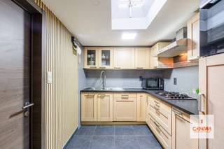 Op zoek naar een centraal gelegen woning met een ruimtelijk gevoel? Dan is deze woning precies wat u zoekt! Deze woning is gelegen nabij het Rabotpark, het Prinsenhof en op fietsafstand van <strong>hartje Gent</strong>. Door de <strong>centrale ligging </strong>heeft u verschillende winkels, scholen en recreatie in de buurt. Het openbaar vervoer is een groot pluspunt, waardoor u zich vlot kan verplaatsen van punt A naar B. <br /><br />U komt binnen via de inkomhal die toegang biedt tot een <strong>ruime open leefruimte</strong>. Vanuit de woonkamer gaat u naar de keuken met aansluitend een praktische badkamer.<br /><br />Op de eerste verdieping vindt u twee slaapkamers waarvan één toegang biedt tot de vaste trap naar de tweede verdieping. Op de bovenste verdieping vindt u een grote zolderkamer dat dienst kan doen als een <strong>derde slaapkamer of hobbykamer</strong>. Tenslotte heeft deze instapklare woning ook nog een <strong>ruime droge kelder als extra opbergruimte</strong>.<br /><br />Graag een bezoek inplannen? Contacteer Yasmin via 0492101263 of yasmin@convas.be