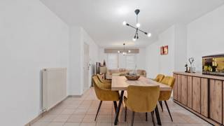 <p><em>Gelegen te<span> </span><strong>Steenkuilstraat</strong><span> 6 in Maasmechelen vind je deze charmante woning die zowel door haar ligging als door haar indeling meteen weet te overtuigen. De buurt staat bekend om haar aangename woonomgeving, met tal van faciliteiten op korte afstand. Op enkele minuten bereik je gezellige </span><strong>restaurants</strong>, leuke koffiebars en winkels, terwijl je tegelijk geniet van de rust die deze omgeving siert.</em></p>
<p><em>Voor natuurliefhebbers is dit een absolute toplocatie. De uitgestrekte<span> </span><strong>Mechelse Heide</strong>, onderdeel van Nationaal Park Hoge Kempen, ligt vlakbij. Hier kan je terecht voor prachtige wandelingen, ontspannen fietstochten en indrukwekkende vergezichten. Ook andere groengebieden in de omgeving zorgen ervoor dat je altijd een plek hebt om even helemaal tot rust te komen.</em></p>
<p><em>De woning zelf beschikt over<span> </span><strong>drie mooie slaapkamers</strong>, ideaal voor een gezin of wie gewoon wat extra ruimte wil. Bovendien is ze<span> </span><strong> onderkelderd</strong>, wat tal van mogelijkheden biedt voor opslag, hobbyruimte of zelfs een praktische werkplaats.</em></p>
<p><em>Het perceel van<span> </span><strong>2a 14ca</strong><span> </span>is onderhoudsvriendelijk en perfect georiënteerd. Dankzij de<span> </span><strong>zuidwestelijke tuin</strong><span> </span>kan je tijdens de zomermaanden volop genieten van de zon – ideaal voor barbecues, loungen of een gezellige avond met vrienden.</em></p>
<p><em>Verder wordt de woning verwarmd op<span> </span><strong>aardgas</strong><span> </span>en heeft ze een<span> </span><strong>EPC-score van 267</strong>, wat een degelijk energieverbruik weerspiegelt.</em></p>
<p><em>Kortom: een goed gelegen, praktische en sfeervolle woning midden in een omgeving waar natuur, ontspanning en dagelijkse voorzieningen hand in hand gaan.<br /><br />Extra:<br />- Kadastraal inkomen: €728</em></p>
<p><em>Wenst u deze woning te bezichtigen? Neem dan contact op met Lore via 0497 84 48 80 of mail naar lore@immofusion.be<br /><br /></em></p>
<p><em>STEDENBOUWKUNDIGE INFORMATIE:</em><em><br />- Stedenbouwkundige vergunning ontvangen : JA<br />- Stedenbouwkundige bestemming: Woongebied<br />- Verkavelingvergunning: NEEN<br />- Voorkooprecht RUP: NEEN<br />- Dagvaarding voor inbreuk op de stedenbouwkundige voorschriften: NEEN<br />- Overstromingsgevoeligheid van uw vastgoed:<br />P-score: </em><em>c</em><em><br />G-score: </em><em>c</em><em><br />EPC: </em><em>C</em><em> label, </em><em>267 </em><em>kWH/m²</em></p>