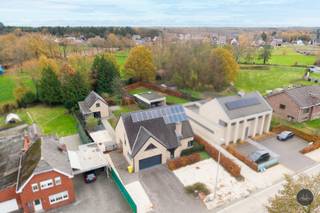 <p><span>Instapklare open bebouwing met ruime tuin en bijgebouw</span></p>
<p><span>Bent u op zoek naar een </span><b>ruime, instapklare woning</b><span> met een fantastische tuin en bijgebouw? </span><span>Deze prachtige open bebouwing biedt een ideale combinatie van rust, ruimte en een zeer energiezuinig karakter. Gelegen op de verbindingsweg tussen Heultje (Westerlo) en Westmeerbeek (Hulshout), bent u verzekerd van een vlotte bereikbaarheid en tegelijkertijd de rust van het achterliggende landschap.</span></p>
<p><span>Naast de gunstige ligging, heeft deze woning nog heel wat andere troeven:</span></p>
<ul>
<li><b> 48! Zonnepanelen:</b><span> Hoge opbrengst van </span><b>9.375 kWh</b><span> voor een zeer lage energiefactuur.</span></li>
<li><b>EPC-klasse B (161 kWh/(m²/jaar):</b><span> Zeer energiezuinig wonen, waarbij de EPC-score </span><b>snel en kostenefficiënt op te trekken</b><span> is.</span></li>
<li><b>Volledig uitgerust bijgebouw/studio:</b><span> Ingericht met leefruimte, badkamer en slaapkamer – ideaal voor werk, hobby of gasten.</span></li>
<li><b>Ontspanning aan huis:</b><span> Ruim terras met een </span><b>heerlijke jacuzzi</b><span> in de volledig aangelegde tuin.</span></li>
<li><b>Airco met warmtepomp: </b><span> Voor optimaal comfort in elk seizoen.</span></li>
<li><b>Gezellige sfeer:</b><span> Ruime en lichtrijke leefruimte met een </span><b>inbouwhaard</b><span>.</span></li>
<li><b>Dubbele inpandige garage</b><span> en maar liefst 8 parkeerplaatsen buiten</span></li>
</ul>
<h3><b>Indeling</b></h3>
<p><span>Gelijkvloers:</span></p>
<p><span>U betreedt de woning via de zij-ingang, die leidt naar de inkomhal met vestiaire en gastentoilet. De leefruimte is ruim en lichtrijk, opgedeeld in een gezellige zithoek met inbouwhaard en een eethoek. De open, geïnstalleerde keuken staat in directe verbinding met de leefruimte en biedt uitzicht over de groene tuin. Aansluitend is er een bijkeuken met koelkast en een praktische wasplaats met aansluitingen en ingemaakte kasten. Vooraan is er ook nog de dubbele inpandige garage.</span></p>
<p><span>Eerste Verdieping: <br /></span><span>De nachthal biedt toegang tot drie ruime slaapkamers, een badkamer uitgerust met inloopdouche, ruim bad, lavabo en toilet, en een compacte berging. Er is tevens een handige bureau voorzien op de nachthal. In totaal beschikt de woning over 4(+1) slaapkamers en 2 badkamers. Waarvan in het bijgebouw ook één slaapkamer en badkamer voorzien is.</span></p>
<p><span>Exterieur: <br /></span><span>De volledig aangelegde, oostgerichte tuin beschikt over een ruim terras met jacuzzi. Achteraan bevindt zich het ruime bijgebouw, nu ingericht als studio, maar ook in te richten als werk-of hobbyruimte. </span></p>
<p><span>Kan u niet wachten om deze woning te ontdekken? Plan dan snel uw bezoek in via onderstaande gegevens.</span></p>
<p><span>Interesse in dit huis? Neem snel contact op via </span><span>Kieran.dams@homixx.be</span><span> of 016 792 901</span></p>