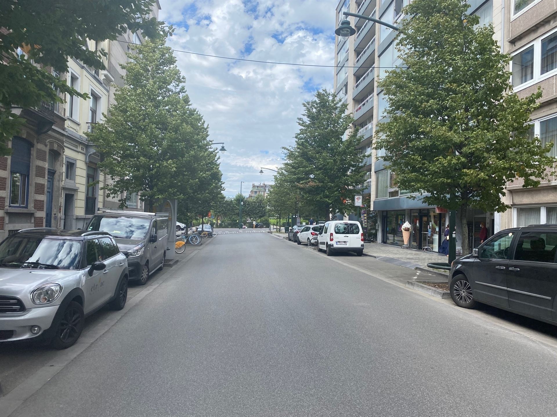 Lot van 10 autostaanplaatsen in een appartementsgebouw. Super goed gelegen in de Europese wijk, en vlakbij het Berlaymont gebouw.