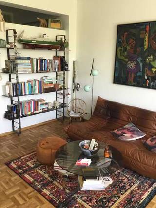 Welkom in dit verzorgd en instapklaar appartement gelegen op de derde verdieping van residentie Florina (met lift). <br />In 2016 werd het appartement volledig gerenoveerd (inclusief waterleidingen, afvoer en elektriciteit). <br />Het ligt op een absolute toplocatie vlakbij strand, zee en centrum. Daarnaast bevinden ook winkels, scholen en openbaar vervoer zich vlakbij. <br />Dankzij de doordachte indeling geniet u van een aangename, lichtrijke leefruimte met een warme uitstraling (overal parket), de perfecte plek om te ontspannen of gasten te ontvangen. <br />Verder beschikt het appartement over twee volwaardige slaapkamers, een verzorgde badkamer en praktische kelderberging. <br />Bent u op zoek naar een instapklare woonst waar u zich meteen thuis voelt? Contacteer mij vandaag nog voor meer informatie of een bezoek ter plaatse!<br />Extra troeven:<br />- overal parket<br />- nieuwe ramen (2018)<br />- nieuwe elektriciteit (gekeurd tot 2039)<br />- nieuwe parlofoon<br />- lift met nieuwe motor (2025)<br /><br />Geen immo !<br /><br />