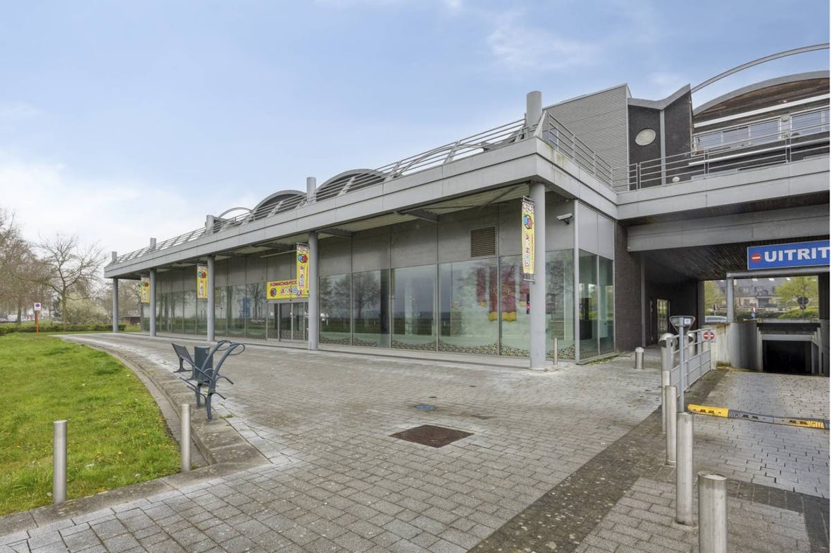 Commerciële baanwinkel van 1.130 m² op toplocatie in Maaseik - foto 2
