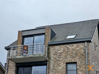 Ruim, duplexappartement met garage en autostaanplaats. Dit appartement in kleine residentie (3 appartementen) bestaat uit: inkomhal, ruime woonkamer/salon, open keuken, keukenberging, terras voorzijde, 2 slaapkamers, bureauruimte, dressing, 2 badkamers, 2 toiletten. Wasplaats/berging gelijkvloers. Garagebox en staanplaats achteraan inbegrepen. Cv op aardgas, dubbele beglazing. Geen maandelijkse gemeenschappelijke kosten! Beschikbaar vanaf 1 juni 2026. ABSOLUUT TOPAPPARTEMENT!! Bezoek enkel op afspraak met Immo-X via e-mail.