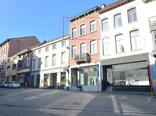 Gezellig appartement gelegen op wandelafstand van het centrum van Mechelen en centraal Station.Indeling: leefruimte , open keuken , berging ,...