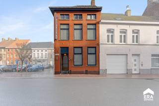 [[ DIT PAND NEEMT DEEL AAN DE ERA OPEN HUIZEN DAG OP 19/9 VAN 9:30 TOT 10:30 ]]
<p><strong>Veelzijdige woning met karakter, bijgebouwen en zonnig terras</strong></p>

<p><strong>Over de woning</strong><br />Deze charmante halfopen woning, vroeger een horecazaak, combineert karakter en ruimte met talloze mogelijkheden. Geschikt als gezinswoning, praktijkruimte, vakantiewoning of kangoeroewoning.</p>

<p><strong>Locatie en Omgeving</strong><br />Rustig gelegen in de ruime omgeving van Poperinge, met uitzicht op de kerktoren vanaf het terras. Vlot bereikbaar, met een charmante dorpssfeer.</p>

<p><strong>Indeling van de woning</strong><br />Gelijkvloers: leefruimte met authentieke toog, professionele keuken met berging en frigocel, polyvalente ruimte en sanitair. Daarnaast zijn er twee droge kelders, een dubbele garage, atelier en overdekte berging/carport. Zonnig terras achteraan.<br />Verdieping: leefruimte, meerdere slaapkamers, badkamer met douche en toilet, zolderkamer en extra zolderruimte.</p>

<p><strong>Energie &amp;amp; erfgoed</strong><br />Geen renovatieplicht dankzij het statuut als bouwkundig erfgoed.</p>

<p><strong>Troeven op een rijtje</strong></p>

<ul><li>
	<p>Flexibel gebruik: wonen en/of werken</p>
	</li><li>
	<p>Authentieke elementen &amp;amp; professionele keuken</p>
	</li><li>
	<p>Ruime garage en bijgebouwen</p>
	</li><li>
	<p>Geen renovatieplicht (bouwkundig erfgoed)</p>
	</li></ul>