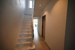 Op zoek naar een instapklare, lichtrijke woning met moderne voorzieningen? Deze volledig vernieuwde huurwoning combineert comfort en stijl in...