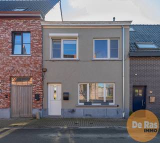 EERSTE BEZOEKDAG ZAT. 14 MAART VAN 9U tot 12U (op afspraak)ZOTTEGEM - De woning op de stadsrand van Zottegem biedt een aangename woonbeleving op een...