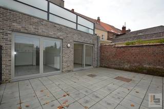 TE KOOP: Rustig gelegen ruim appartement met 2 slaapkamers en autostaanplaats in het centrum van Ronse, Hoogstraat 37INDELING: inkomhal -...