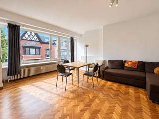 Te huur in St.-AMANDSBERG : ruim appartement op 1e verdieping. Omv. : ruime inkom met ingebouwde vestiairekast, living met parketvloer, vernieuwde keuken, twee slaapkamers, toilet, vernieuwde badkamer met douche. Met garage en kelder. EPC : 112 kWh/m2 (UC:2021545) Huur : 1200 €/m. A.O. : + 80 €/m.( gasverwarming en warm water inbegrepen).