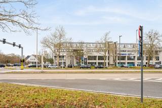 Op de bovenste verdieping van het gebouw bevindt zich dit bijzonder ruime en lichtrijke appartement van maar liefst 138 m². (bron EPC) Dankzij...