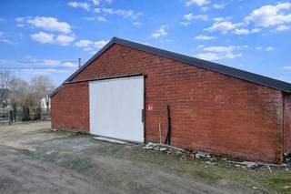 Dit magazijn (260m²) is gunstig gelegen in Lichtervelde en biedt een vlotte bereikbaarheid dankzij de nabijheid van belangrijke invalswegen en verbindingen richting Roeselare, Torhout en de E403. Ideaal voor opslag, logistiek of lichte bedrijfsactiviteiten.<br /><br />De loods is uitgerust met een manuele schuifpoort, wat zorgt voor een praktische toegang voor laden en lossen.<br />Het pand is beschikbaar vanaf <strong>1 april 2026.</strong><br /><br />De onroerende voorheffing is ten laste van de huurder.<br />De verhuur gebeurt onder het btw-stelsel.<br /><br />Interesse of graag meer informatie? Dit magazijn combineert een strategische ligging met functionele eenvoud.<br /> 