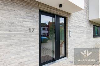 <u><strong>Recent, energiezuinig appartement op wandelafstand van het centrum van Hasselt! <br /><br />Troeven: </strong></u><br />- Energiezuinig: EPC A<br />- Elektriciteit conform gekeurd tot mei 2045 <br />- Toplocatie op wandelafstand van het stadscentrum <br />- Residentiële omgeving in de zeer geliefde Willemswijk <br />- Parkeergelegenheid voor de deur<br />- Recent gebouw (bouwjaar 2020) <br />- Ondergrondse parkeerplaats (€ 25.000,00) <br />- Kelderberging (€ 7.500,00) <br />- Vloerverwarming én -koeling via geothermische warmtepomp<br />- Afgewerkt met hoogwaardige kwaliteitsmaterialen <br /><br /><strong><span>Locatie - </span></strong><span>Appartement gelegen in de Heilig-Hartwijk op een boogscheut van het Hasseltse stadscentrum. Op het gebied van locatie een goede uitvalsbasis voor woon- werkverkeer door de nabijheid van de Grote ring met al zijn uitvalswegen en de op- en afritten van de E313. Zowel het centrum, de Blauwe Boulevard, het station, scholen, winkels en zoveel meer bevinden zich allemaal op fiets- en wandelafstand van je voordeur. Dankzij het systeem van bewonersparkeren kun je overal in de buurt gratis parkeren (tot 2 nummerplaten).</span><span> Een interessante locatie om optimaal te genieten van het stadsleven met al zijn faciliteiten.</span><br /><br /><strong><span>Indeling</span></strong><span> - Via de gezamenlijke traphal of met de lift kom je in het appartement, op de tweede verdieping van dit modern project met zeven wooneenheden. De indeling omvat de centrale hal, een open leefruimte met keuken en zithoek, het overdekt terras, 1 slaapkamer, een hobbykamer/bureel, een badkamer met douche en wastafel, het toilet, een wasplaats en een aparte bergruimte. </span><span>De wasplaats, het toilet en de badkamer lopen naadloos in elkaar over en kan je bereiken via zowel de inkomhal als via de slaapkamer.<br /><br />Er is een kelderberging (verplicht bij aan te kopen aan € 7.500,00) en een ondergrondse autostaanplaats (verplicht bij aan te kopen aan € 25.000,00), wat parkeren en opbergen extra gemakkelijk maakt. </span><br /><br /><strong><span>Conclusie</span></strong><span> - Een tof en instapklaar appartement gelegen op één van de meest gegeerde locaties tussen de grote en de kleine ring van onze Limburgse hoofdstad. </span><br /> <br />