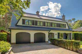 Een heerlijke plek in het groen van Zonnebos!<br />In een bijzonder rustige, discrete woonomgeving in een doodlopende straat in de geliefde wijk Zonnebos, op een boogscheut van het centrum van ’s-Gravenwezel bij Schilde ligt deze prachtig gerenoveerde villa.<br />Een huis waar u binnenkomt en meteen de rust en ruimte voelt. Omgeven door groen en volwassen bomen, geniet u hier van bijzonder veel privacy. De stilte, de zuidgerichte tuin en de verschillende terrassen maken dit een plek waar het heerlijk thuiskomen is.<br />En toch bevindt u zich op een boogscheut van het centrum van ’s-Gravenwezel. Voor golfliefhebbers is de ligging al helemaal ideaal: Rinkven Golf Club ligt letterlijk om de hoek.<br />De villa werd vanaf 2013 grondig en met oog voor kwaliteit gerenoveerd. Eerst werd de volledige bovenverdieping aangepakt. In 2018 volgde de benedenverdieping, waarna de woning verder werd afgewerkt met onder meer nieuwe toestellen, verlichting en recent ook een volledig nieuw dak. Daarbij werd niet alleen aandacht besteed aan comfort, maar ook aan sfeer en detail.<br />Het resultaat is een stijlvolle en instapklare villa waarin hedendaags comfort, kwaliteit en een warme sfeer mooi in balans zijn.<br />De villa beschikt over 4 slaapkamers, 2 dubbele badkamers, 4 toiletten, een bureau een extra kamer boven en een dressing. Er is bovendien een ruime zolder, een kruipkelder en een dubbele garage.<br />Buiten is het minstens zo aangenaam. De zuidgerichte tuin geniet van verschillende terrassen en biedt verschillende fijne plekken om te zitten, te genieten en samen te zijn. Het volwassen bomenbestand zorgt voor een natuurlijke omkadering en veel privacy. Een praktisch tuinhuis maakt het geheel compleet.<br />Of het nu gaat om een rustige ochtend met een kop koffie, een lange zomeravond met vrienden of gewoon even helemaal niets doen: hier vindt u alle ruimte om te genieten.<br />De combinatie van de groene omgeving, de stilte en de uitzonderlijke privacy zorgt ervoor dat u zich hier ver weg van de dagelijkse drukte waant.<br />Ook technisch staat de woning helemaal op punt: EPC B, conform elektriciteitsattest, asbestveilig, nieuw geïsoleerd dak, twee gashaarden, gescheiden afvalwater, domotica en mooie verlichting binnen en in de tuin.<br />Kortom, een villa met ruimte, groen, rust en karakter, die volledig instapklaar is.<br />Een huis waar u niet eerst nog maanden hoeft te renoveren of aan te passen, maar waar u gewoon kunt binnenkomen, de deur achter u dichttrekken en genieten. En zelfs de meubelen zijn eventueel mee over te nemen.<br />Een bijzonder aangename villa voor wie houdt van groen en privacy, maar tegelijk graag dicht bij het centrum en alle voorzieningen woont.<br />Interesse? We leiden u graag persoonlijk rond.<br />Bel 03 283 44 00 of mail Katrin@wollaertvastgoed.be<br />