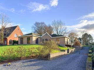 <p>Deze ruime en goed onderhouden villa verwelkomt u met een <strong>inkomhal met gastentoilet</strong>. De lichtrijke woonkamer met gezellige schouw sluit mooi aan op de <strong>ruime keuken</strong> met zicht op de tuin. Boven vindt u<strong> drie volwaardige slaapkamers</strong> en een badkamer met bad, douche en dubbele lavabo.<br /><br /></p>
<p>De woning staat op een zeer ruim perceel van meer dan 30 are, waardoor u geniet van <strong>veel privacy en ruimte.</strong> Achteraan ligt een diepe, zonnige <strong>zuidgerichte tuin met terras</strong> waar u volop kan ontspannen. Het achterste deel van de tuin is bovendien ideaal om dieren te houden. <strong>De brede oprit en inpandige garage</strong> zorgen bovendien voor extra comfort.<br /><br /></p>
<p>De woning is <strong>volledig onderkelderd</strong>. De kelder biedt de mogelijkheid om een wasplaats, hobbyruimte en/of fitnessruimte in te richten, zodat u deze ruimte volledig kan benutten.<br /><br /></p>
<p>Verder beschikt de villa over een<strong> conforme elektrische installatie en dubbele beglazing.</strong> Via de virtuele rondleiding kan u alvast een eerste indruk krijgen!<br /><br /><br /></p>
<p>De ligging in het rustige Baardegem is een absolute meerwaarde. U woont er in een charmant en groen dorp, waar rust en privacy centraal staan, maar toch met een vlotte verbinding naar Aalst en de omliggende gemeenten. Winkels, scholen en openbaar vervoer zijn makkelijk bereikbaar, waardoor deze locatie zowel voor gezinnen als voor wie rust zoekt ideaal is.<br /><br /></p>
<p>Voor meer informatie of het plannen van een bezichtiging, contacteer Tijl op 0477 44 86 11.</p>