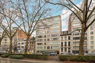 <p><span>ANTWERPEN -  Mechelsesteenweg:</span><span> Licht en ruim appartement met 3 slaapkamers, 2 badkamers en 2 terrassen. EPC label - C. </span></p><p><span> </span></p><p><span>Op deze uitzonderlijk gunstige en gegeerde locatie, met een vlotte verbinding naar het stadscentrum, nabij parken en openbaar vervoer, bevindt zich dit ruime appartement met een veel potentieel.</span></p><p><span>Het appartement is gelegen op de 3° verdieping van een statig en goed onderhouden gebouw, waar de verzorgde inkomhal meteen een gevoel van elegantie en standing oproept. </span></p><p><span>Met een bewoonbare oppervlakte van ca 156 m², 2 terrassen, 3 volwaardige slaapkamers en 2 badkamers biedt dit appartement veel opportuniteiten na renovatie.</span></p><p><span> </span></p><p><span>BESCHRIJVING: </span></p><p><span> </span></p><p><span>Men betreedt het appartement via een veiligheidsdeur. </span></p><p><span>Royale inkomhal met ingemaakte vestiairekasten. Deze vormt de centrale spil van de woning en leidt naar de verschillende leefruimtes.</span></p><p><span>De grote leef- en eetruimte van ca. 63 m² op parket baadt in een overvloed aan natuurlijk licht dankzij de grote raampartijen. Het open zicht en de aangename volumes creëren een harmonieuze, warme sfeer met een weids groen uitzicht.</span></p><p><span>Aansluitend bevindt zich de ruime keuken, met directe toegang tot een eerste terras, met zicht op de tuin.</span></p><p><span> </span></p><p><span>De nachthal beschikt over een praktische berging en een apart gastentoilet met lavabo.</span></p><p><span>De ruime masterbedroom van ca 20m² inclusief met aansluitende badkamer voorzien van dubbele lavabo en toilet, en directe toegang tot een ruim, privatief terras. </span></p><p><span>De tweede slaapkamer van ca 11m² .</span></p><p><span>Zowel de masterbedroom als de tweede slaapkamer genieten van een prachtig uitzicht op de mooi aangelegde tuin.</span></p><p><span> </span></p><p><span>De derde slaapkamer van 10m²</span><span> </span><span>is multifunctioneel inzetbaar als extra slaapkamer, bureau of dressing.</span></p><p><span>De tweede badkamer is uitgerust met een douche en lavabo, en beschikt over aansluitingen voor wasmachine en droogkast.</span></p><p><span> </span></p><p><span>Kelder inbegrepen.</span></p><p><span> </span></p><p><span>Dit appartement is een uitgelezen opportuniteit voor wie op zoek is naar een karaktervolle woonst met uitzonderlijke volumes, overvloedig licht en de mogelijkheid om een unieke, stijlvolle thuis te creëren op een gegeerde ligging.</span></p><p><span> </span></p><p><span>BIJZONDERHEDEN:</span></p><p><span> </span></p><p><span>- Centrale ligging met makkelijke verbindingen</span></p><p><span>- Op wandelafstand van Albertpark en Harmoniepark</span></p><p><span>- Prachtige lichtinval</span></p><p><span>- Mooie volumes en uniek renovatie potentieel</span></p><p><span>- 2 Terrassen</span></p><p><span>- Gemeenschappelijke kosten: ca 400€/maand (provisie verwarming, water, onderhoud gebouw en lift, verzekering, reservefonds,...)</span></p>