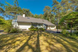 <p><span>Karaktervolle woning met verrassend veel ruimte en prachtige groene tuin!</span></p><p><span> </span></p><p><span>Via de ruime inkomhal kom je binnen in deze karaktervolle woning. De inkomhal biedt toegang tot de verschillende gelijkvloerse ruimtes en beschikt over een leuke bureauhoek. Van hieruit stap je binnen in de gezellige woonkamer met zicht op de tuin. Deze ruime leefruimte biedt plaats aan een zithoek met houtkachel, eetkamer én een extra bureau- of speelhoek. </span></p><p><span> </span></p><p><span>Aansluitend vormt de lichtrijke veranda een bijzonder aangename extra leefruimte. De keuken sluit aan op de leefruimte en geeft toegang tot de praktische wasplaats, verschillende bergingen en de ruime inpandige garage met plaats voor twee wagens. Ook de badkamer en een ruime kamer, perfect als slaapkamer of bureel, bevinden zich op het gelijkvloers.</span></p><p><span> </span></p><p><span>Op de verdieping bevinden zich twee uitzonderlijk ruime slaapkamers, waarvan één voorzien is van een aparte douchekamer. Dankzij hun royale afmetingen kunnen beide kamers, indien gewenst, verder worden opgedeeld. Daarnaast zijn er op deze verdieping een apart toilet en verschillende zolderruimtes met heel wat extra mogelijkheden. </span></p><p><span> </span></p><p><span>Buiten geniet je van een bijzonder ruime en groene tuin met volwassen beplanting, verschillende terrassen en veel privacy.</span></p><p><span> </span></p><p><span>Een karaktervolle woning met een zee aan ruimte, tal van mogelijkheden en een prachtige groene tuin waar privacy centraal staat.</span></p><p><span> </span></p><p><span>De renovatieverplichting is van toepassing. Mits aanpassing van de verwarming naar warmtepomp kan je het EPC label al zeer gunstig verbeteren! </span></p><p><span>En gezien de woning voorzien is van kruipruimte kan dit zonder grote breekwerken.</span></p><p><span> </span></p><p><span>Interesse? Contacteer ons via 0479/01.01.01!</span></p>