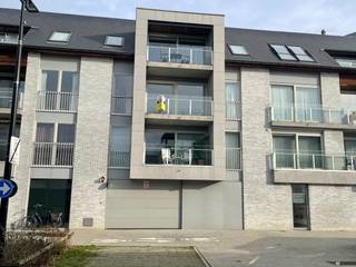 Ruim en kwalitatief 2-slaapkamerappartement in het centrum van Kuurne<br />In het hart van Kuurne, met uitzicht op het centrum “Tramstatie”, bevindt zich dit ruime en uitstekend onderhouden appartement op de eerste verdieping, afgewerkt met duurzame en kwalitatieve materialen.<br />De lichtrijke leefruimte vormt één open geheel met de volledig ingerichte keuken. Grote raampartijen zorgen voor een aangename lichtinval en geven toegang tot het zonnige terras vooraan. Aansluitend aan de ingerichte keuken bevindt zich een praktische berging.<br />Achteraan het gebouw zijn er twee volwaardige, ruime slaapkamers, met een ruim terras achteraan. In de inkomhal is een apart gastentoilet voorzien. De badkamer is ruim en comfortabel ingericht met een dubbele wastafel in meubel, ligbad met douchekop.<br />Daarnaast beschikt het appartement over een zeer grote private berging in de kelder en een ondergrondse autostaanplaats..<br />Het syndicvoorschot bedraagt €50/maand.<br />Pluspunten:<br />-Centrale ligging<br />-Hoogwaardige materiaalkeuze<br />- Comfortabel en praktisch ingedeeld appartement