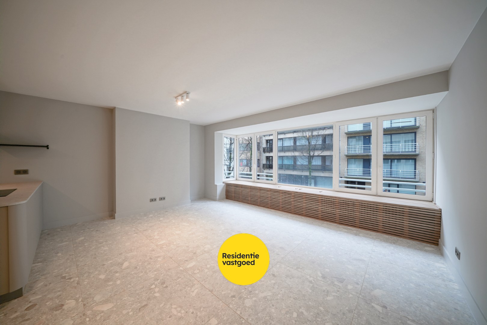 Gerenoveerd 2-slpk appartement met balkon en lift in Oostende - foto 2