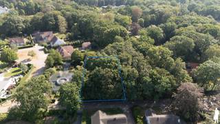 <p>Schitterend villaperceel van 1.250 m² voor de oprichting van een villa/ eengezinswoning. Deze villagrond ligt in een bosrijk en residentieel villapark in de buurt van natuurgebied "De Liereman" en op slechts 5 autominuten van de E34 Antwerpen-Eindhoven. Het perceel is ideaal georiënteerd en bovendien doodlopend omgeven door groen en biedt rust en privacy. <br /><br />Bijzonderheden: <br /><br />- Oriëntatie achtergevel: Noordoost <br />- Straatbreedte 25m <br />- Niet gelegen in een risicozone voor overstromingen <br />- Woonparkgebied <br />- Bosdecreet van toepassing <br />- Nutsvoorzieningen aanwezig in de straat <br />- Geen bouwverplichting <br />- Bouwvoorschriften op aanvraag verkrijgbaar</p>