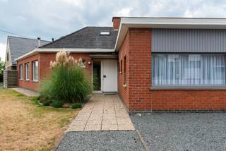 <p>Ruimte, comfort én een topligging in Aalter? Deze woning heeft het allemaal.</p>
<p></p>
<p>Deze ruime open bebouwing op een mooi hoekperceel bevindt zich op een bijzonder gunstige locatie, op wandelafstand van het centrum van Aalter.</p>
<p></p>
<p>Een woning met verrassend veel leefruimte én een indeling die perfect aansluit bij zowel gezinnen als wie graag extra ruimte heeft voor een bureau, hobbykamer of logeerkamer.</p>
<p></p>
<p>De absolute troef: 5 slaapkamers en 2 badkamers</p>
<p></p>
<p>De woning beschikt over maar liefst 5 slaapkamers en 2 badkamers, waarvan 2 slaapkamers en 1 badkamer zich op het gelijkvloers bevinden. Ideaal voor gezinnen, wie comfortabel gelijkvloers wil kunnen wonen of gewoon nood heeft aan veel ruimte.</p>
<p></p>
<p>De ruime leefruimte vormt het hart van de woning en geniet dankzij de parketvloer en gashaard van een warme en gezellige uitstraling. De volledig vernieuwde keuken sluit hier mooi bij aan en biedt alles wat je nodig hebt voor het dagelijkse gezinsleven.</p>
<p></p>
<p>Ook buiten is er ruimte in overvloed. De woning wordt omringd door een aangename tuin en beschikt over een zuidgericht terras, ideaal om volop van de zon te genieten.</p>
<p></p>
<p>Achteraan het perceel bevindt zich een ruime garage, met aansluitend een praktische tuinberging. Extra bergruimte is hier dus zeker geen probleem.</p>
<p></p>
<p>Comfort & renovaties</p>
<p>De woning werd de afgelopen jaren stelselmatig gerenoveerd, waardoor heel wat comfort en modern woonplezier werd toegevoegd. Bovendien is de woning volledig voorzien van rolluiken.</p>
<p></p>
<p>Kortom:</p>
<p>Een ruime en veelzijdige gezinswoning met een uitzonderlijk aantal slaapkamers en twee badkamers, een vernieuwde keuken, gezellige leefruimte, garage én tuin rondom. En dat allemaal op wandelafstand van het centrum van Aalter.</p>
<p></p>
<p>Een woning met mogelijkheden, ruimte en een ligging die moeilijk te evenaren is! Woning beschikbaar bij akte.</p>
<p></p>
<p>Interesse? Neem vandaag nog contact op met ons kantoor!</p>