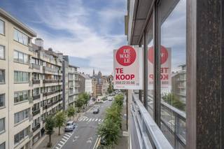 This pleasant 88 m² apartment combines central location, comfort and practical layout in one package. Located in the Rijselsestraat, barely 200 metres from the Grote Markt, you can enjoy the bustling city life with an open view of President Roosevelt Square.Advantages:???? Top location in the center of Kortrijk — shops, restaurants and public transport within walking distance???? Open view towards President Roosevelt Square???? Bright living area thanks to large windows???? Two full bedrooms???? Practical layout with optimal use of space???? Energy efficient living — EPC label B???? Usable area of 88 m²???? Perfect for home living or investmentThis apartment is ideal for those who love city living with all amenities at their fingertips, but also value light, peace and comfort.Discover this apartment that needs to be refreshed and experience the center of Kortrijk within walking distance of your front door.