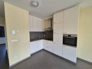<p>Bent u op zoek naar een comfortabel en praktisch ingedeeld appartement? Dan is dit gezellige appartement op de eerste verdieping zeker een bezoek waard.<br /><br />Het appartement beschikt over een lichtrijke leefruimte en een ingerichte keuken voorzien van een keramische kookplaat, oven en koelkast met diepvriesvak.<br /><br />Verder zijn er nog 2 volwaardige slaapkamers en een goede, functionele indeling, waardoor de beschikbare ruimte optimaal wordt benut.<br />De badkamer is uitgerust met een douche, toilet en een badmeubel met lavabo.<br /><br />Verder geniet u van tal van extra voorzieningen:<br /><br />- Verlichting aanwezig<br />- Gordijnen voorzien<br />- Vliegenramen<br /><br />Het appartement is gelegen op de eerste verdieping en bereikbaar via een trap<br /><br />Verder is er nog voldoende parkeergelegenheid in de directe omgeving<br /><br />Onmiddellijk beschikbaar.<br /><br />Heb je interesse? Vraag uw bezoek aan via onze website https://www.immovl.be/te-huur/list en druk op de knop <strong>'IK WENS EEN BEZOEK'.</strong></p>