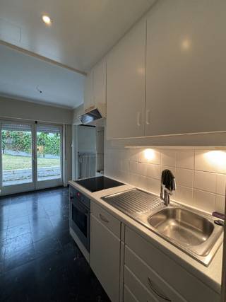 Dit appartement is gelegen op het gelijkvloers en omvat: woonkamer met terras, keuken, 2 slaapkamers, badkamer met ligbad, toilet, 2...