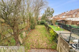 Ontdek deze verrassend ruime bel-etage met een bewoonbare oppervlakte van maar liefst 249 m² – ideaal voor wie ruimte en mogelijkheden zoekt!<br /><br />Op het gelijkvloers bevindt zich een bijzonder ruime garage, perfect voor de hobbyist, zelfstandige of wie extra opslagruimte wenst.<br /><br />De eerste verdieping biedt een lichtrijke en royale leefruimte met een open keuken, die naadloos aansluit op het zonnige, zuidwestgerichte terras van 38 m² – dé plek om te genieten van lange zomeravonden. Verder is er op deze verdieping nog een badkamer aanwezig.<br /><br />Op de tweede verdieping vindt u twee volwaardige slaapkamers en een apart toilet. De zolderverdieping, bereikbaar via een vaste trap, biedt een extra kamer die tal van mogelijkheden biedt (slaapkamer, bureau, hobbyruimte…).<br /><br />De tuin vormt een oase van rust waar u ten volle kan genieten van de middag- en avondzon.<br /><br />Interesse in deze veelzijdige woning met tal van troeven? Neem snel contact op met Laurens via laurens@solvas.be of 0498 04 56 21 en plan uw bezoek!