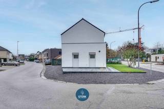 MODERN GERENOVEERDE GEZINSWONING MET 5 SLPKS + 2 BADKAMERS TE LANAKEN ! <br /><br />We vinden deze halfopen bebouwing met een bewoonbare oppervlakte van 257 m² terug op een perceel van 2a 06ca in Lanaken. <br /><br />Voor meer informatie, neem zeker een kijkje op onze website via de volgende link:<br />https://www.sterkvastgoedmakelaars.be/detail/te-koop-woning-lanaken/7478485?dosearch=True&flowstatus=ForSale,ForSaleReserved,ForSaleWithBid,ToCompleteForSale,SoldUnderReserve,Sold&pageindex=1&pagesize=12&searchpage=ForSale&sortdirection=DESC&sortfield=pub_flowstatus&transactiontype=Sale