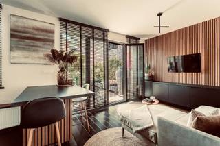 Hoogwaardig afgewerkt appartement met zonnig terras<br /><br />Locatie<br />Gelegen in een rustige enkelrichtingstraat in 2018 Antwerpen, vlak bij Zurenborg en de Dageraadplaats. Centraal Station, Stadspark en winkels bevinden zich op wandelafstand.<br /><br />Beschrijving<br />Stijlvol en instapklaar 1-slaapkamerappartement op de eerste verdieping (zonder lift) in een kleinschalig gebouw. Lichtrijke leefruimte met open, volledig geïnstalleerde keuken. Zuid-oost gericht terras met aangename ochtend- en middagzon. Badkamer met douche, wastafel en handdoekdroger, plus apart toilet. Ideaal voor alleenstaanden of koppels.<br /><br />Bijzonderheden<br />- Asbestveilig<br />- Conforme elektriciteit<br />- Vrij vanaf juli 2026<br />- Bemeubeld verkocht<br />- Maandelijkse lasten: €50 (incl. onderhoud gemene delen, ramenwasser, elektriciteit en brandblusapparatuur)<br />- Mogelijkheid tot huren garage nabij<br /><br />Verplichte vermeldingen<br />EPC: 361 kWh/m²<br />P-score: A | G-score: A<br />Stedenbouw: Vg, Wche, Gvkr, Gmo, Gvv