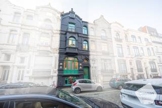  * Villa Pauline is een riante herenwoning (303 m2) en een beschermd monument gelegen in de Muscarstraat 38 te Oostende. * De woning werd volledig...
