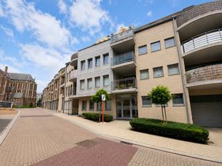 Bent u op zoek naar een ruim en instapklaar appartement met meerdere slaapkamers, aangename buitenruimtes en een centrale ligging? Dan is dit duplexappartement in Residentie Azuur, gelegen aan de Bodestraat in het centrum van Lanaken, zeker het bekijken waard.<br /><br />Het appartement combineert een praktische indeling met veel leefruimte, een ruim balkon aan de voorzijde en een terras aan de achterzijde. Daarnaast beschikt het appartement over een private autostaanplaats en een kelderberging.<br /><br /><strong>Centraal gelegen in Lanaken</strong><br /><br />Het appartement is gelegen in het centrum van Lanaken, op wandelafstand van winkels, horeca en dagelijkse voorzieningen. Ook de belangrijkste verbindingswegen richting Maastricht (NL), Bilzen en Genk zijn vlot bereikbaar. Dankzij de centrale ligging is dit een ideale woonplaats voor wie comfort en bereikbaarheid wil combineren.<br /><br /><strong>Ruime en praktische indeling</strong><br /><br />Bij binnenkomst betreedt u de inkomhal. Hier bevindt zich een eerste slaapkamer met aansluitend een badkamer, uitgerust met een bad en lavabo.<br /><br />Verder beschikt de inkomhal over een praktische was- en bergruimte met aansluitingen voor een wasmachine en droogkast. Daarnaast is er een afzonderlijk gastentoilet.<br /><br />Via de hal bereikt u de ruime leefruimte. De woonkamer geniet dankzij de grote raampartijen van een aangename lichtinval en geeft aan de voorzijde toegang tot een ruim balkon, waar u heerlijk van de buitenlucht kunt genieten.<br /><br />Aansluitend bevindt zich de moderne keuken met een praktisch kookeiland. Vanuit de keuken heeft u rechtstreeks toegang tot het terras met bergruimte aan de achterzijde, wat zorgt voor een aangename verbinding tussen de keuken en de buitenruimte.<br /><br />Via de trap bereikt u de bovenverdieping. Hier bevindt zich de ruime hoofdslaapkamer, voorzien van ingebouwde kasten. Daarnaast zijn er nog een extra slaapkamer en een tweede badkamer, uitgerust met een douche en lavabo. Op deze verdieping is eveneens een afzonderlijk gastentoilet aanwezig.<br /><br />In de kelder beschikt het appartement bovendien over een private autostaanplaats en een afzonderlijke kelderberging, ideaal voor extra opslagruimte.<br /><br /><strong>Sterke troeven van dit appartement</strong>
<ul>
<li>Ruim duplexappartement in het centrum van Lanaken</li>
<li>Drie slaapkamers</li>
<li>Twee badkamers</li>
<li>Ruime leefruimte met veel lichtinval</li>
<li>Ruim balkon aan de voorzijde</li>
<li>Terras aan de achterzijde</li>
<li>Keuken met praktisch kookeiland</li>
<li>Private autostaanplaats in de kelder</li>
<li>Centrale ligging nabij winkels, horeca en belangrijke verbindingswegen</li>
</ul>
<strong>Financiële voorwaarden</strong>
<ul>
<li><strong>Huurprijs:</strong> € 1.200,00 per maand</li>
<li><strong>Gemeenschappelijke kosten:</strong> € 50,00 per maand</li>
<li><strong>Huurwaarborg: </strong>3 maanden huur (€ 3.600,00)</li>
<li><strong>Plaatsbeschrijving:</strong> aandeel huurder</li>
<li><strong>Nutsvoorzieningen:</strong> afzonderlijk te betalen door de huurder</li>
</ul>
Bent u op zoek naar een modern en instapklaar appartement waar comfort en een uitstekende ligging samenkomen?<br />Neem dan gerust contact met ons op voor meer informatie of een bezichtiging via <span><strong>verhuur@immoverslegers.be</strong></span>.
