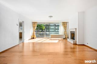 Op zoek naar een ruim appartement op een centrale locatie te Deurne? Dan ben je hier aan het juiste adres! Openbaar vervoer voor de deur. Diverse winkels en het AZ Monica ziekenhuis liggen letterlijk om de hoek.<br /><br />Over het appartement zelf. Je komt binnen via een ruime inkomhal met apart gastentoilet. Door de glazen deuren, die zorgen voor extra lichtinval, loop je zo de grote leefruimte binnen. Deze beschikt als leuke extra over een sierhaard en heeft toegang tot een eerste balkon. Vanuit de woonkamer kom je in de afgesloten keuken, voorzien van alle comfort en de berging, met aansluiting voor wasmachine en droogkast.<br /><br />Aan de rustige achterzijde van het appartement liggen 2 volwaardige slaapkamers, beide met toegang tot het tweede terras. De badkamer is voorzien van een lavabo, douche en toilet. Als leuke extra beschikt het appartement over een aparte dressing kamer en een privatieve kelderberging.<br /><br />Heb je bijkomende vragen na het bekijken van virtuele tour of breng je graag een bezoek ter plaatse?<br /><br />Bel Dries op 0470/107 217 of mail: dries@searchrealestate.be<br /> 
