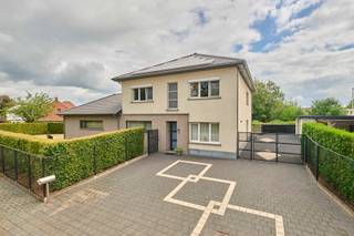 Ruime villa met 3 slaapkamers en mogelijkheid tot beroep aan huis in hartje Eksel<br /><br />In het hart van Eksel vinden we deze verrassend ruime vrijstaande woning terug, gelegen op een mooi perceel van 1.033 m². Met een bewoonbare oppervlakte van maar liefst 272 m² geniet u hier van een zee aan ruimte, zowel voor het gezinsleven als voor professionele doeleinden. Ook is Eksel praktisch gelegen Ten opzichte van Eindhoven, valkenswaard, Budel en Hasselt vanwege de dichtbij gelegen A24.<br /><br />De woning onderging in 2010 een grondige renovatie en werd doorheen de jaren uitstekend onderhouden. Een afzonderlijke bureelruimte en de ruime parkeermogelijkheden maken het pand bijzonder interessant voor wie wonen en werken onder één dak wil combineren. Zonnepanelen met groenestroomcertificaten, bijkomende muurisolatie en een gekeurde laadpaal vormen bovendien mooie extra troeven.<br /><br />INDELING GELIJKVLOERS:<br />- Inkomhal<br />- Woonkamer<br />- Gastentoilet <br />- Keuken<br />- Ontbijthoek<br />- Kantoor/praktijk ruimte <br /><br />VERDIEPING:<br />- Nachthal<br />- Badkamer <br />- Slaapkamer 1<br />- Slaapkamer 2<br />- Slaapkamer 3<br />- Toilet<br /><br />BUITEN<br /><br />De woning is gelegen op een mooi perceel van 1.033 m² en beschikt over een ruime achtertuin. De combinatie van de centrale ligging en deze royale buitenruimte is een belangrijke meerwaarde. Op het perceel bevindt zich bovendien een vrijstaande garage met automatische sectionale poort en een gekeurde laadpaal. Aansluitend is er een carport aanwezig. De ruime oprit biedt daarnaast plaats aan meerdere wagens op eigen terrein. Ook is er voor de gezellige avonden of dag activiteiten een gezellig bar voorzien. <br /><br />TROEVEN:<br /><br />• Maar liefst 272 m² bewoonbare oppervlakte<br />• Royaal perceel van 1.033 m²<br />• Centrale ligging in het hart van Eksel<br />• Grondig gerenoveerd in 2010<br />• 3 ruime slaapkamers, waarvan één met dressing<br />• Afzonderlijke bureel-/praktijkruimte<br />• Royale en lichtrijke woonkamer met ingebouwde gashaard<br />• Volledig uitgeruste keuken met ontbijthoek<br />• Kelder aanwezig<br />• Zonnepanelen met groenestroomcertificaten<br />• Bijkomende muurisolatie langs de binnenzijde<br />• Vrijstaande garage met automatische sectionale poort<br />• Carport en ruime parkeermogelijkheden op eigen terrein<br />• Gekeurde laadpaal<br />• Winkels, scholen, horeca en openbaar vervoer vlakbij