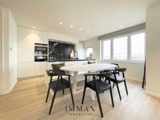 Prachtig gerenoveerd appartement met frontaal zicht op het Zegemeer te Knokke.<br /><br />Indeling: inkomhall met vestiaire en gastentoilet, open keuken met eethoek en aansluitend de woonkamer (met gashaard).<br />Drie volwaardige slaapkamers met ingemaakte kasten elk hun eigen bad- of douchekamer.<br /><br />Mogelijkheid tot aankoop van garage in het gebouw.<br /><br />Meubilair is inbegrepen. <br /><br />Aarzel niet om ons te contacteren voor meer info: tel.: 050 62 44 14 of via knokke@immax.be