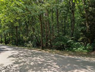 Bouwgrond in bosrijke omgeving voor ééngezinswoning Deze grond is gelegen in het BPA Kotsbos herziening met volgende samenvattende regels: -...