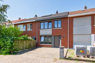 Deze ruime woning werd de voorbije jaren grondig gerenoveerd en is volledig instapklaar. Danzkij de gunstige ligging vlakbij het centrum van Kapellen bevinden winkels, scholen en het openbaar vervoer zich allen in de nabije omgeving. Via de inkomhal met gastentoilet betreedt u de woning. Van hieruit betreikt u de ruime en lichtrijke leefruimte met tegelvloer. Dankzij de grote raampartijen aan zowel de voor- als achterzijde geniet de ruimte van een aangename lichtinval. Het hoge raam aan de achterzijde zorgt tevens voor een fijn uitzicht op de westgerichte tuin. Aansluitend aan de leefruimte bevindt zich de in 2025 vernieuwde, open keuken, uitgerust van alle comfort. Daarnaast is er een praktische berging, bereikbaar vanuit zowel de keuken als de inkomhal. Op de eerste verdieping bevinden zich drie volwaardige slaapkamers en een eveneens in 2025 vernieuwde badkamer, voorzien van een inloopdouche, toilet en wastafel met meubel. Verder beschikt de woning over een ruimte bergzolder, waar heel wat extra materiaal gestockeerd kan worden. Het perceel heeft een totale oppervlakte van 160 m² en is westelijk georiënteerdd, waardoor u de hele namiddag en avond van de zon kunt genieten. In de tuin bevindt zich bovendien een in 2025 vernieuwde tuinberging voorzien van elektriciteit en een overdekt terras. Uw wagens kan u eenvoudig parkeren op eigen terrein dankzij de 2 autostaanplaatsen voor de woning. Bovendien werd de woning in 2021 uitgerust met 10 zonnepanelen.