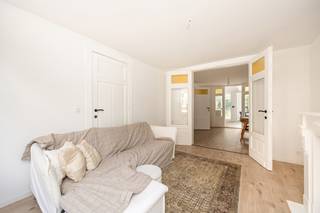 ENKEL BEZOEKEN MOGELIJK DOOR ONDERSTAANDE LINK VOLLEDIG EN CORRECT IN TE VULLEN:<br />https://mijnhuurprofiel.be/property/e841e798-8b61-4177-8c46-ce10fe33c604/login<strong><br /><br />Prachtig gerenoveerd herenhuis met stadstuin en dakterras op toplocatie</strong><br /><br />Op zoek naar een unieke huurwoning waar karakter en hedendaags wooncomfort perfect samenkomen? Dan is dit volledig langs binnen gerenoveerde herenhuis aan de Marialei 52 een absolute buitenkans.<br /><br />Deze statige woning uit 1930 onderging recent een totaalrenovatie van het volledige interieur, waarbij werkelijk alles werd vernieuwd met respect voor de authentieke charme van het oorspronkelijke herenhuis. De karaktervolle gevel bleef behouden en geeft de woning nog steeds haar statige uitstraling. Binnen geniet u van een volledig vernieuwde woning waar kwalitatieve materialen, moderne technieken en authentieke elementen elkaar naadloos aanvullen.<br /><br />De ligging is zonder twijfel één van de grootste troeven. De Marialei behoort tot de meest gegeerde lanen van Antwerpen en vormt de groene verbinding tussen de Frankrijklei en het Stadspark. Hier woont u in een rustige, residentiële omgeving, op wandelafstand van winkels, restaurants, scholen, openbaar vervoer en het bruisende stadscentrum.<br /><br />Bij het betreden van de woning komt u terecht in een elegante inkomhal die toegang geeft tot twee aangename leefruimtes. Achteraan bevindt zich de indrukwekkende open leefkeuken, waar de grote raampartijen zorgen voor een uitzonderlijke hoeveelheid natuurlijk licht. De keuken sluit rechtstreeks aan op de gezellige stadstuin van ca. 40 m², waardoor binnen en buiten mooi in elkaar overvloeien.<br /><br />Op de eerste verdieping bevinden zich twee ruime slaapkamers, een praktische bureauruimte, een apart toilet en een luxueuze badkamer uitgerust met een royale inloopdouche, een dubbel lavabomeubel en een stijlvol design ligbad.<br /><br />Op het tussenverdiep bevindt zich een derde slaapkamer en een tweede afzonderlijk toilet.<br /><br />De tweede verdieping beschikt over een vierde ruime slaapkamer en een tweede badkamer, ideaal voor grotere gezinnen of gasten.<br /><br />Via het volgende tussenniveau bereikt u het vergunde, uitzonderlijk ruime dakterras, een heerlijke plek om in alle privacy van de zon te genieten of gezellig te ontspannen.<br /><br />De bovenste verdieping is volledig ingericht als een royale master bedroom, die rust en privacy combineert met een prachtig ruimtegevoel.<br /><br />Dankzij de royale volumes, de vijf volwaardige slaapkamers, twee badkamers en meerdere leefruimtes is deze woning geschikt voor een brede doelgroep. Ze vormt de ideale thuis voor een groot of samengesteld gezin, expats of bewoners die wonen en werken willen combineren. Ook voor co-housing biedt deze woning een uitstekende opportuniteit, dankzij de ruime indeling, de verschillende verdiepingen en het hoge wooncomfort voor meerdere bewoners.<br /><br />De woning werd afgewerkt met hoogwaardige materialen en alle hedendaagse comfort, terwijl de authentieke uitstraling van het herenhuis zorgvuldig werd gerespecteerd. Zo geniet u van de charme van een klassieke stadswoning met het comfort van een volledig vernieuwd interieur.<br /><br />Een uitzonderlijke woning op een uitzonderlijke locatie, waar ruimte, licht en kwaliteit centraal staan.<br /><br />Beschikbaar vanaf Augustus.<br /><br />Interesse? Neem gerust contact op met Xander via xander@reds.be voor meer informatie of een bezoek ter plaatse.