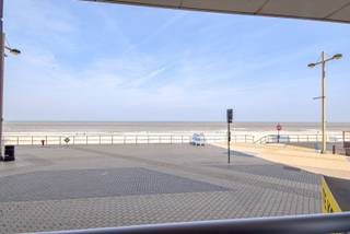 Wakker worden met de zeebries en genieten van het strand voor de deur? Dit ruime appartement op de zeedijk van Middelkerke combineert een...
