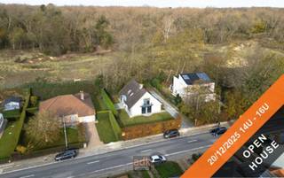 OPEN HOUSE – 20/12/2025 van 14u tot 16uRuime, lichtrijke villa met zonnige tuin – 908 m² grond – direct aan de duinenOp een absolute topligging,...