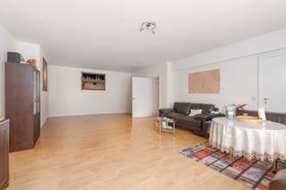 <p><strong>Ruim appartement in een groene en residentiële omgeving in Wezembeek-Oppem.</strong><br />Dit appartement combineert een ruim wooncomfort met een rustige ligging aan de stadsrand en een vlotte bereikbaarheid. Dankzij de nabijheid van openbaar vervoer en belangrijke invalswegen geniet u hier van een praktische woonomgeving met alle voorzieningen binnen handbereik. De lichtrijke woonkamer en het westgericht terras zorgen voor een aangename leefruimte waar u volop kan genieten van het groene kader. Met drie slaapkamers en twee badkamers biedt dit appartement bovendien een comfortabele indeling voor gezinnen of wie extra ruimte zoekt. Het EPC-label B vormt een extra troef op vlak van energiezuinigheid.<br /><br /><u><strong>Belangrijkste ruimtes:</strong></u><br />• Ruime woonkamer (39,5 m²) met veel lichtinval en toegang tot het balkon<br />• Keuken (10 m²) met kasten en toestellen<br />• Westgericht terras (11 m²)<br />• Slaapkamer (15,8 m²)<br />• Slaapkamer (11,1 m²)<br />• Slaapkamer (10,5 m²)<br />• Badkamer (4,9 m²) met ligbad<br />• Tweede badkamer (2,6 m²) met ligbad<br />• Inkomhal (7,7 m²)<br />• Garage en parkeerplaats<br />• Kelder<br /><br /><u><strong>Troeven:</strong></u><br />• Groene en residentiële omgeving aan de stadsrand<br />• Dicht bij openbaar vervoer en invalswegen<br />• Ruim appartement met drie slaapkamers en twee badkamers<br /><br />Meer informatie of een bezoek met Lynn Gorin? Contacteer ons via +3223351115<br />JOUW DROOMAPPARTEMENT. ZO GEVONDEN!</p>