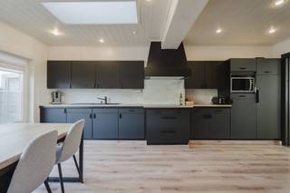 In de Cederlaan vind je deze charmante halfopen gezinswoning, een plek waar ruimte en gezelligheid naadloos samenkomen. De woning beschikt over een lichtrijke leefruimte met aansluitend een bureauhoek, perfect voor thuiswerk of studie. De grote moderne keuken vormt het hart van de woning.Met drie volwaardige slaapkamers, twee toiletten en badkamer is er meer dan genoeg comfort voor een jong gezin. Daarbovenop is de woning volledig onderkelderd, waardoor je ongelofelijk veel extra opbergmogelijkheden krijgt. Ook de grote garage maakt het leven hier opvallend makkelijk.Buiten geniet je van een aangename stadstuin, ideaal voor rustige avonden of speelmomenten. De geïsoleerde zolder biedt nog extra ruimte.Een warme, ruime en praktische thuis — klaar om ontdekt te worden.Bijzonderheden: - Conforme elektriciteit voor een zorgeloze start- Gemakkelijke bereikbaarheid dankzij de nabijgelegen invalswegen- Volledig onderkelderde woning voor zowel garage en maximale opbergruimte- Recent onderhouden en gekeurde cv-gaskachel- Scholen en winkels op korte afstand voor dagelijks wooncomfortWenst u meer info over deze woning of wenst u een bezoek ter plaatse? Contacteer Alissia Dewitte (0472 18 64 21 - alissia.dewitte@dewaele.com) of Yoshi Vandeginste (0474 49 50 38 - yoshi.vandeginste@dewaele.com)Dit pand is onderworpen aan de renovatieverplichting van de Vlaamse overheid voor residentiële gebouwen (behoudens bij sloop binnen 5 jaar na de aankoop). Consulteer voor meer informatie de website van het Vlaams Energie- en Klimaatagentschap via https://www.vlaanderen.be/een-woning-kopen/renovatieverplichting-voor-residentiele-gebouwen