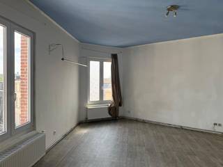 <p><span>Subliem hoekpand op toekomstig interessante locatie!</span></p><p><span> </span></p><p><span>Unieke investeringsmogelijkheid in hartje Antwerpen met en totale bewoonbare oppervlakte van 475 m² verdeeld over meerdere verdiepingen, gebouwd op een grondoppervlak van 133 m².</span></p><p><span> </span></p><p><span>Momenteel ingericht als een gelijkvloerse handelsruimte (opgevormd tot woonst), 2 studio's en 3 appartementen. Door de stad Antwerpen is er een PV opgemaakt in 2015 waarbij zij de bevestiging geven van 1 handelsgelijkvloers en 3 appartementen (geacht vergund). Dit is ook zo opgenomen volgens het kadaster. </span></p><p><span> </span></p><p><span>Zeer ruime appartementen dan gezien de hoekpositie en 1 appartement per plateau. Langs de voorzijde kan je een inpandig terras creëren. </span></p><p><span> </span></p><p><span>Deze locatie zal de komende jaren enorm opgewaardeerd worden door het nieuwe Masterplan aan de aangrenzende NMBS-site aan de Kortrijkstraat. Er komen extra groenzones en parkstructuren - deel uitmakende van de overkapping van de Ring van Antwerpen. </span></p><p><span> </span></p><p><span>Ideaal project voor iemand die op zoek is naar een op te frissen opbrengsteigendom met karakter! Nog 2 huurders aanwezig in het gebouw die op te zeggen zijn met als motivering renovatie.</span></p><p><span> </span></p><p><span>Kijk op onze website voor asbestattesten, plannen en epc's: www.vastpuntgoed.be. </span></p><p><span> </span></p><p><span>Een bezoek? Bel Michael op 0476/40.86.76 of <span>michael@vastpuntgoed.be</span></span><span> </span></p>